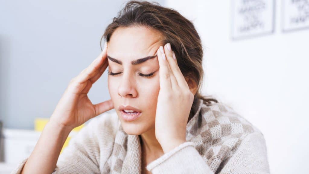 dolor de cabeza es uno de los síntomas de Ambliopía en adultos